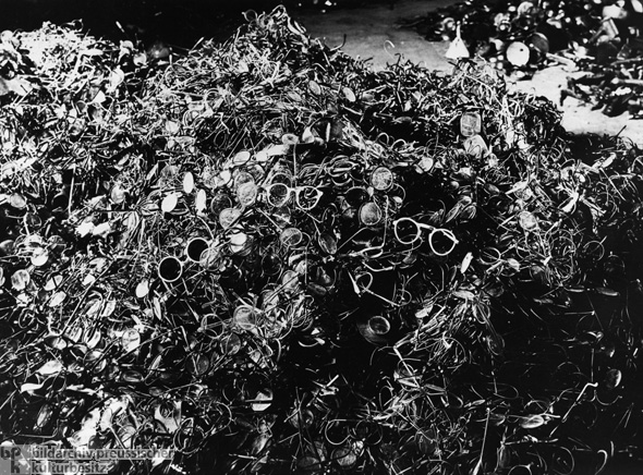 Ein Berg von Brillen von in Auschwitz ermordeten Opfern (1945)